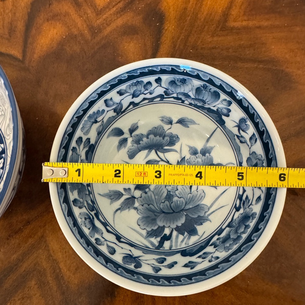 2 Blue and White Porcelain Decorative Bowls In Excellent Condition - Picture 9 of 12